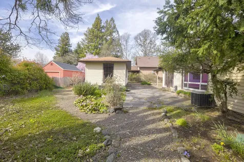 1502 NW Lawnridge Avenue Grants Pass OR 97526