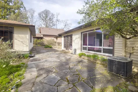 1502 NW Lawnridge Avenue Grants Pass OR 97526