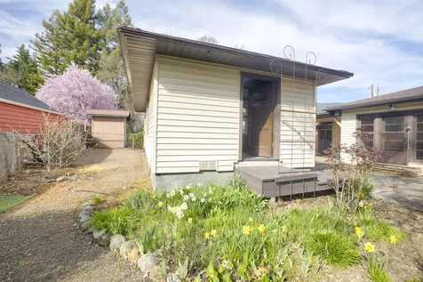 1502 NW Lawnridge Avenue Grants Pass OR 97526