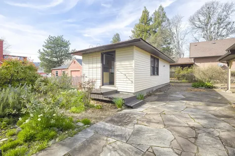1502 NW Lawnridge Avenue Grants Pass OR 97526