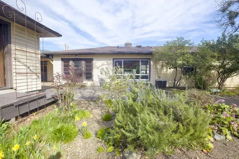 1502 NW Lawnridge Avenue Grants Pass OR 97526