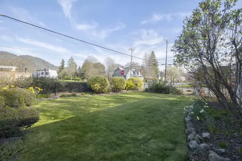 1502 NW Lawnridge Avenue Grants Pass OR 97526