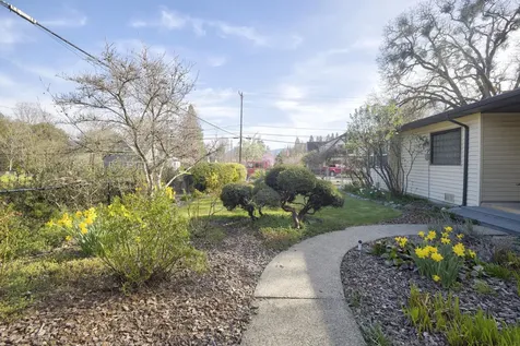 1502 NW Lawnridge Avenue Grants Pass OR 97526