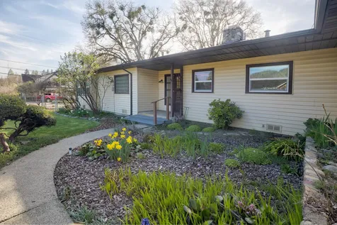 1502 NW Lawnridge Avenue Grants Pass OR 97526