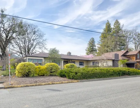 1502 NW Lawnridge Avenue Grants Pass OR 97526