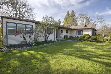 1502 NW Lawnridge Avenue Grants Pass OR 97526