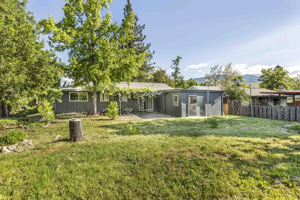 374 Cambridge Street Ashland OR 97520