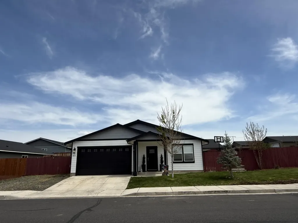 977 SE Strawberry Lane Madras OR 97741