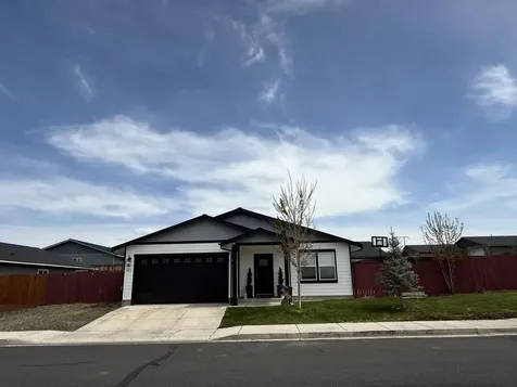 977 SE Strawberry Lane Madras OR 97741