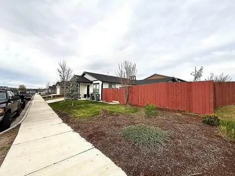 977 SE Strawberry Lane Madras OR 97741