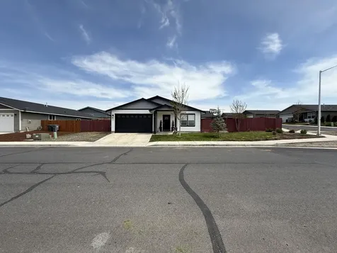 977 SE Strawberry Lane Madras OR 97741