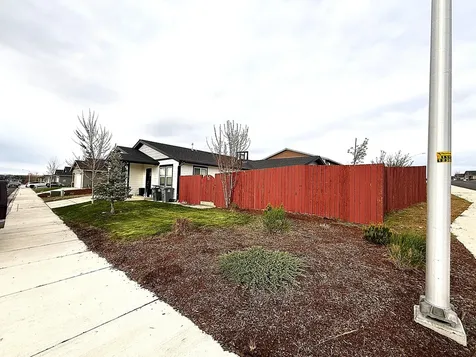 977 SE Strawberry Lane Madras OR 97741