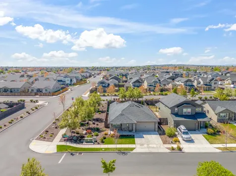 2510 NW Hemlock Way Redmond OR 97756