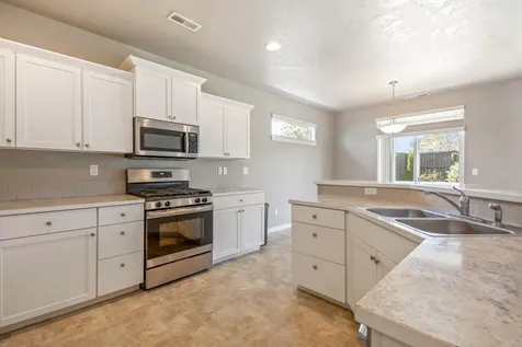 2510 NW Hemlock Way Redmond OR 97756