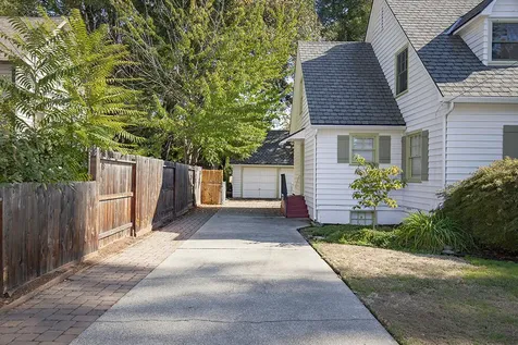 719 NW 3rd Street Grants Pass OR 97526
