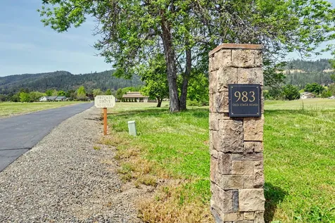 983 Old Stage Road Central Point OR 97502