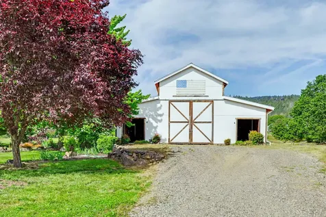 983 Old Stage Road Central Point OR 97502