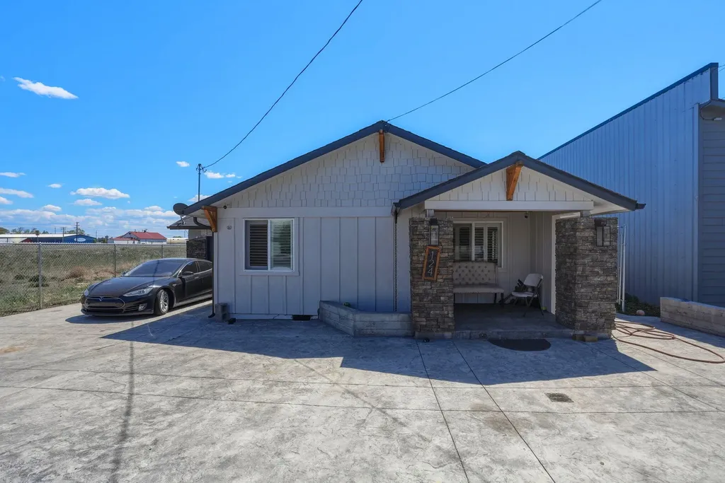 124 W Antler Avenue Redmond OR 97756