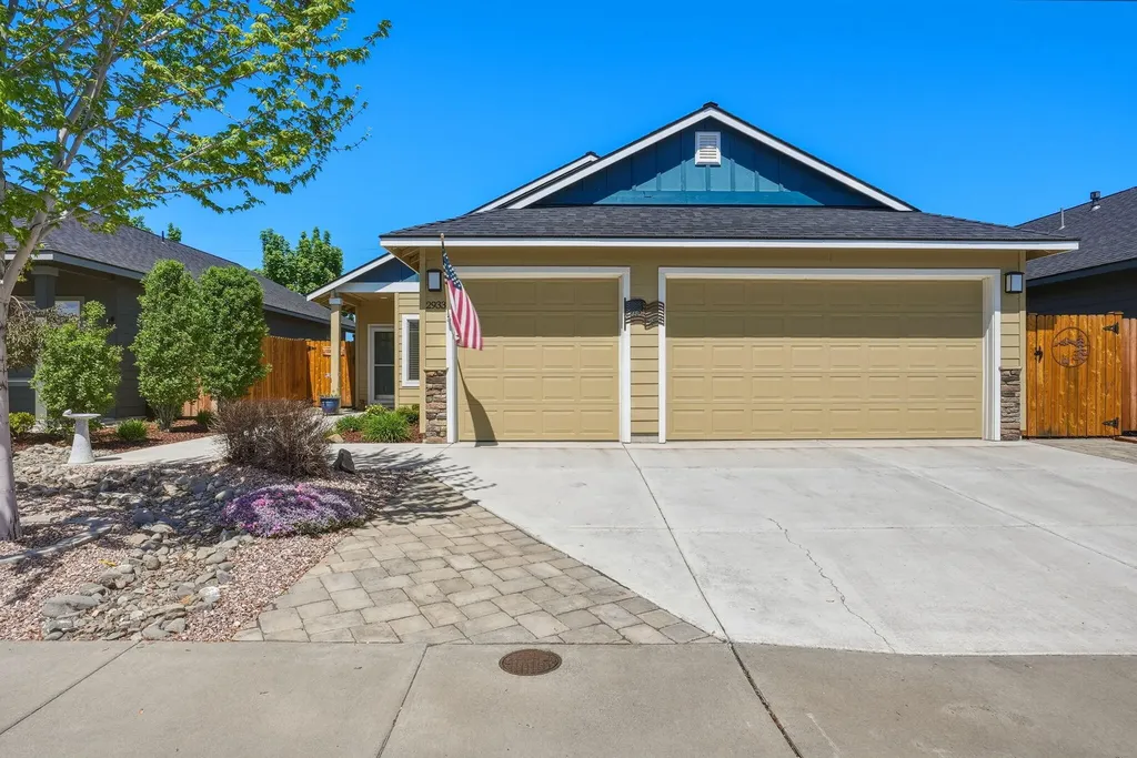 2933 NW Hemlock Lane Redmond OR 97756