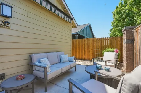 2933 NW Hemlock Lane Redmond OR 97756