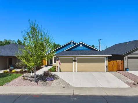 2933 NW Hemlock Lane Redmond OR 97756