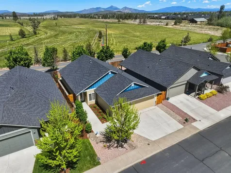 2933 NW Hemlock Lane Redmond OR 97756