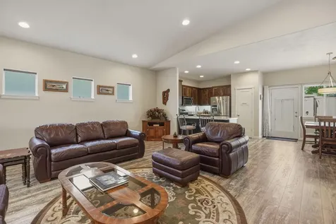 2933 NW Hemlock Lane Redmond OR 97756