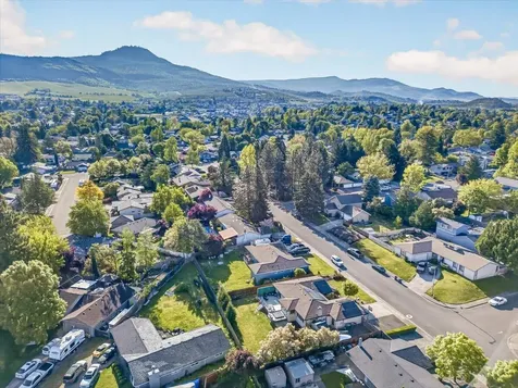 2573 Eaton Drive Medford OR 97504