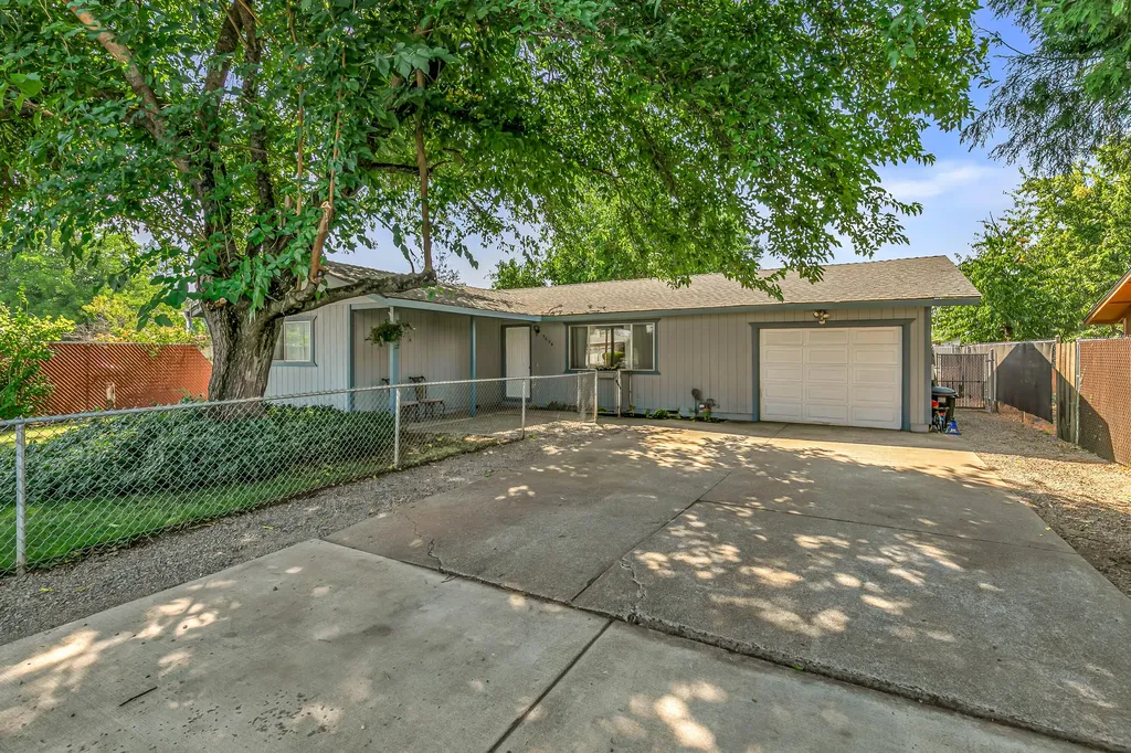 3026 Avenue G White City OR 97503