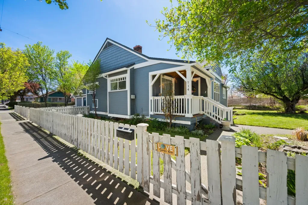 714 SW Cascade Avenue Redmond OR 97756