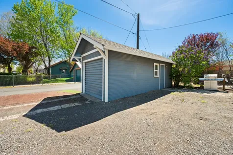 714 SW Cascade Avenue Redmond OR 97756