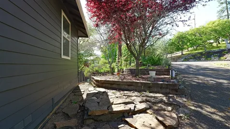 381 Pinetop Terrace Shady Cove OR 97539