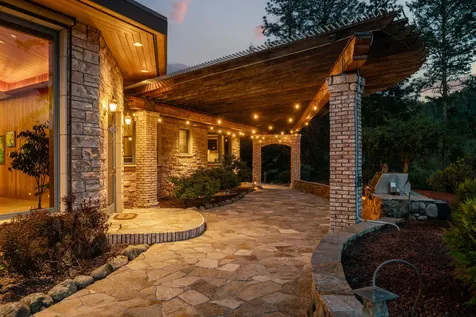 727 Earhart Road Rogue River OR 97537
