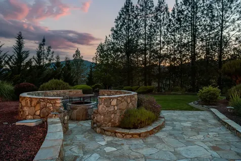 727 Earhart Road Rogue River OR 97537