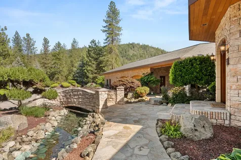 727 Earhart Road Rogue River OR 97537