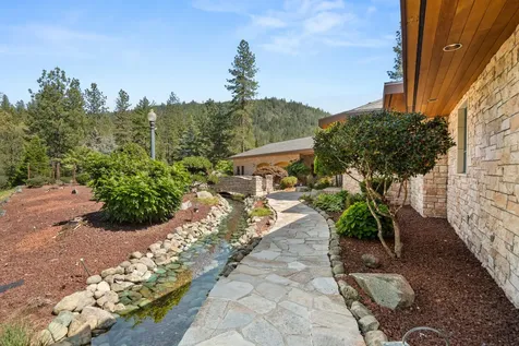 727 Earhart Road Rogue River OR 97537