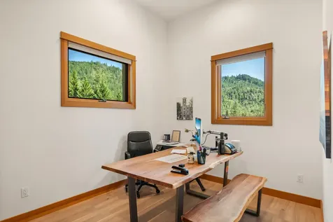 727 Earhart Road Rogue River OR 97537