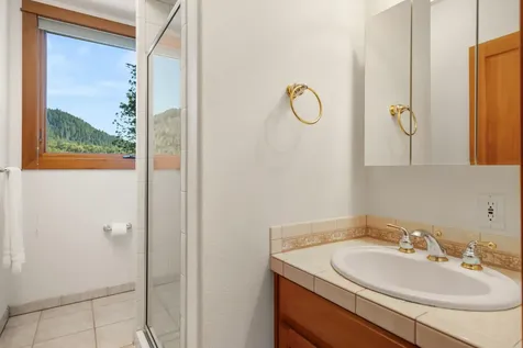 727 Earhart Road Rogue River OR 97537