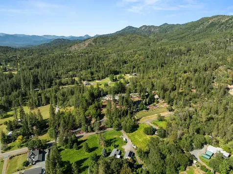 727 Earhart Road Rogue River OR 97537