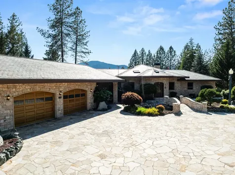 727 Earhart Road Rogue River OR 97537