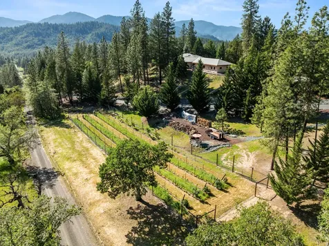 727 Earhart Road Rogue River OR 97537