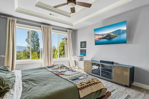536 W La Strada Circle Medford OR 97504