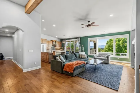 536 W La Strada Circle Medford OR 97504