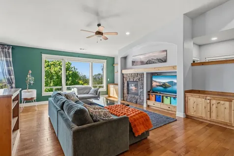 536 W La Strada Circle Medford OR 97504