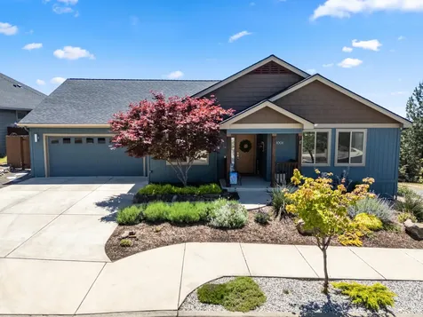 1008 Azure Way Eagle Point OR 97524