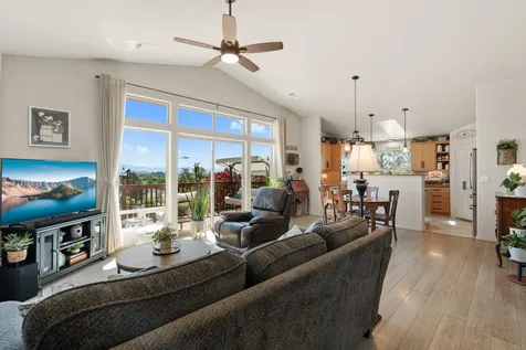 1008 Azure Way Eagle Point OR 97524