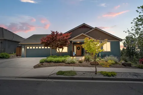 1008 Azure Way Eagle Point OR 97524