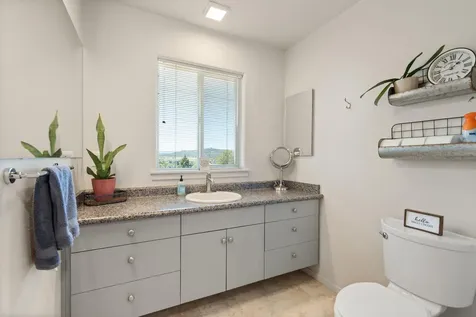 1008 Azure Way Eagle Point OR 97524