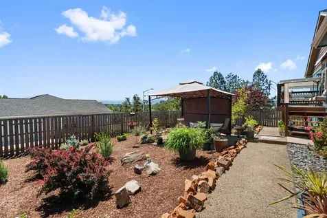 1008 Azure Way Eagle Point OR 97524