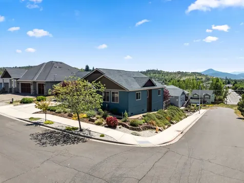 1008 Azure Way Eagle Point OR 97524